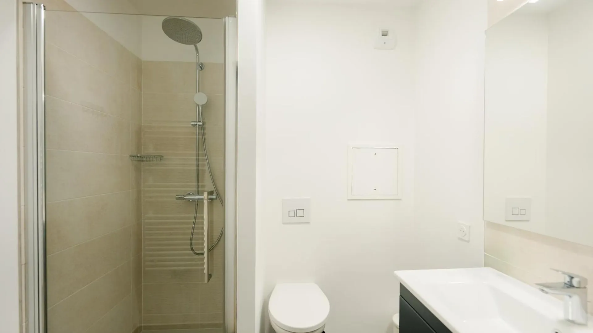 Confort Absolu A ,superbe Renove 7 Avec Salles De Bain Privatives Appartement Paris