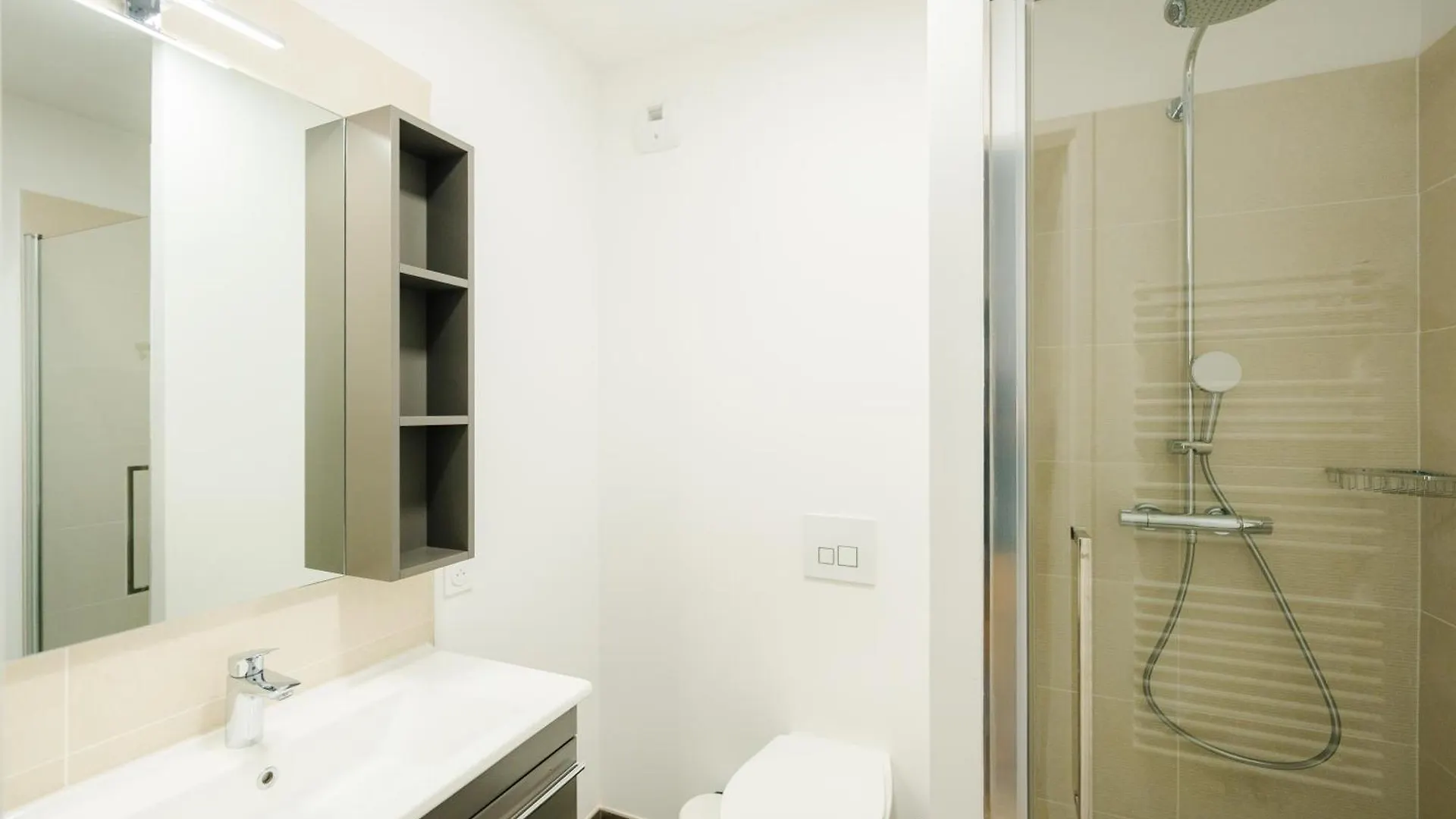 Confort Absolu A ,superbe Renove 7 Avec Salles De Bain Privatives Apartment *