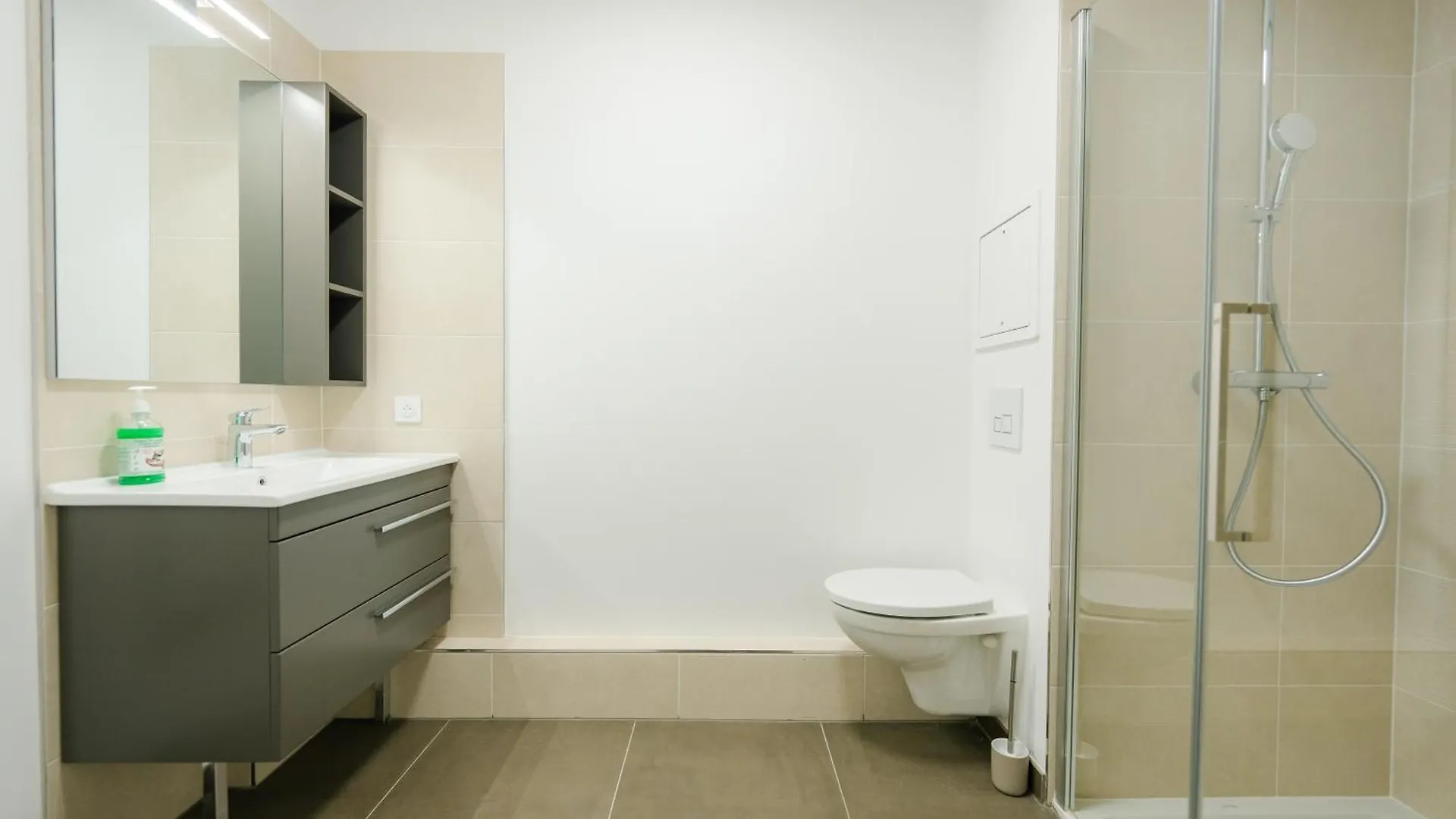 Confort Absolu A ,superbe Renove 7 Avec Salles De Bain Privatives Apartment *