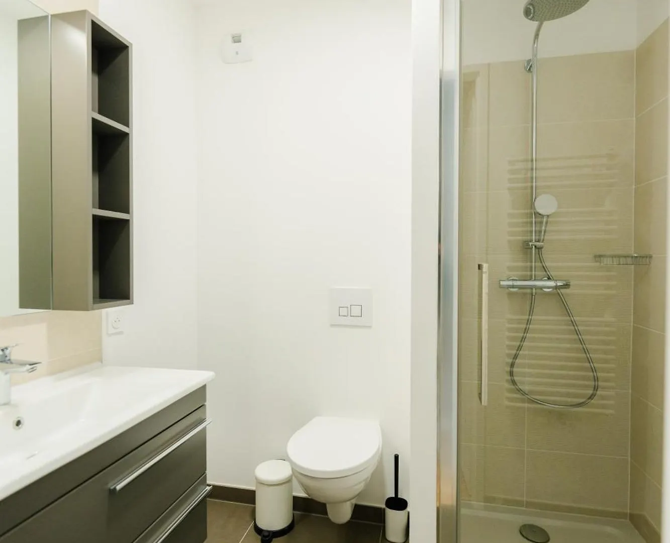 Apartment Confort Absolu A ,superbe Renove 7 Avec Salles De Bain Privatives *